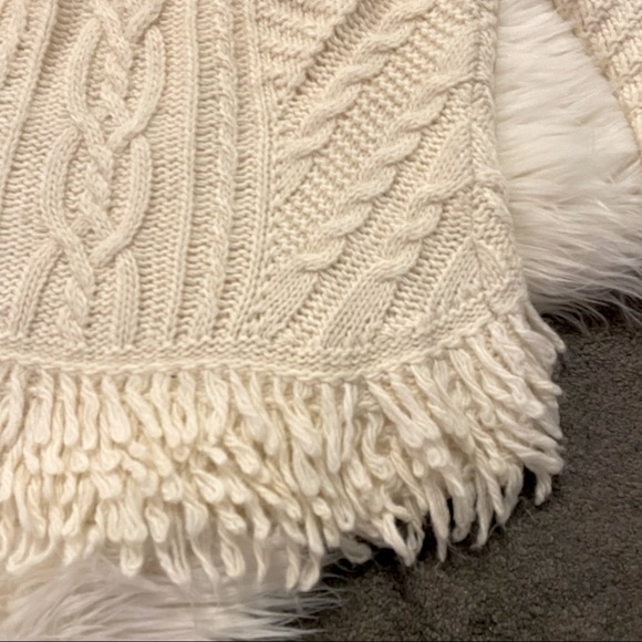Ivory cable-knit sweater with fringe hem - Picture 2 of 6